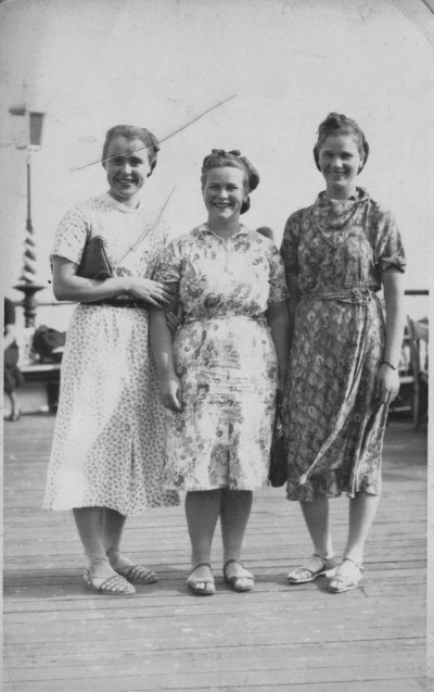 WMay Griffin, Queenie James,and unidentified Manor house girlsPX400